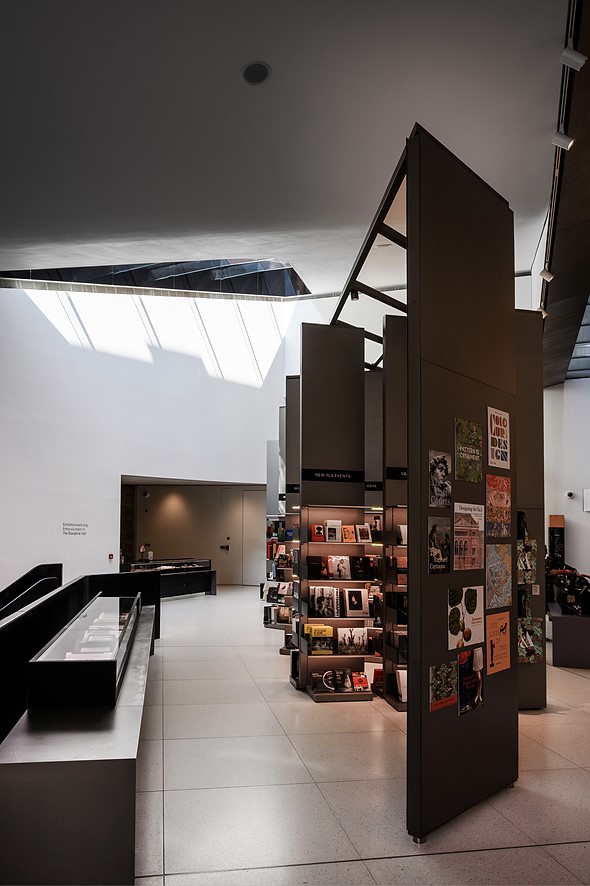  Z5B0638 - Brian Ormerod - bookshelves_room
