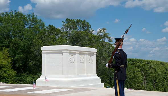 Bluesjake-arlington-cemetery-soldier-pose-tomb