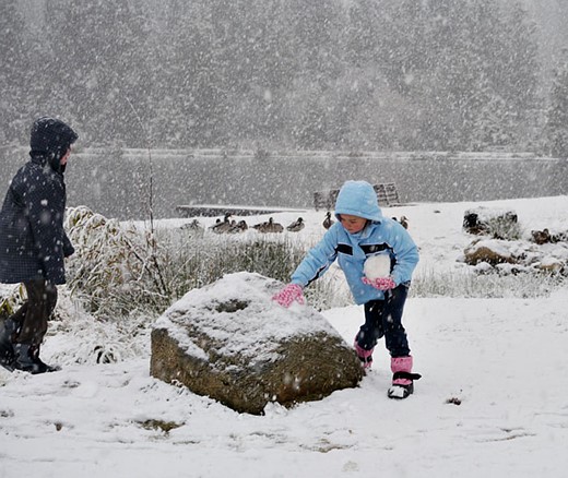 richj20-snowstorm-kids-playing