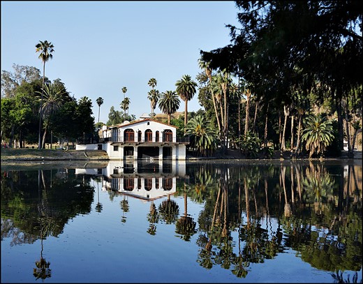richj20-cloudless-sky-villa-reflection-on-lake