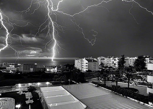 Zeee-lightning-storm-over-ocean-city-foreground