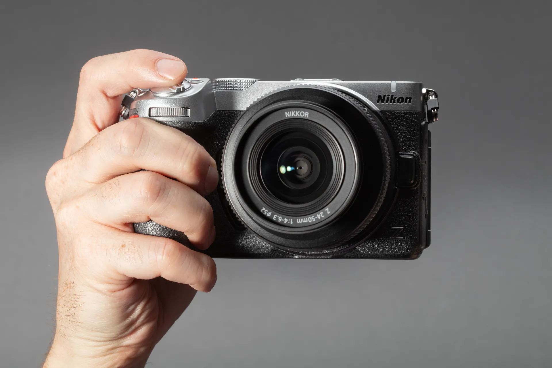Un Nikon Z5IIC en main, vu de face.
